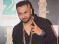 Honey Singh assaulted by unidentified men at South Delhi club - Hindi News | Honey Singh assaulted by unidentified men at South Delhi club | Latest entertainment News at Lokmattimes.com