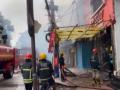 Hyderabad Fire: Blaze Erupts at Cloth Shop Near Madina X Road (Watch Video) - Hindi News | Hyderabad Fire: Blaze Erupts at Cloth Shop Near Madina X Road (Watch Video) | Latest national News at Lokmattimes.com