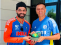 Rahul Dravid Presents ICC Test Team of the Year 2023 Cap to Ravindra Jadeja in New York (See Pics) - Hindi News | Rahul Dravid Presents ICC Test Team of the Year 2023 Cap to Ravindra Jadeja in New York (See Pics) | Latest cricket News at Lokmattimes.com