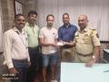 Mumbai Police Return Lost iPhone to Greece National Within 30 Minutes - Hindi News | Mumbai Police Return Lost iPhone to Greece National Within 30 Minutes | Latest mumbai News at Lokmattimes.com