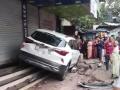 Ghatkopar Accident: Car Hits Divider and Crashes Into Shops on LBS Road, Three Pedestrians Injured - Hindi News | Ghatkopar Accident: Car Hits Divider and Crashes Into Shops on LBS Road, Three Pedestrians Injured | Latest mumbai News at Lokmattimes.com