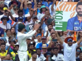 Indian Fan Teases Sam Konstas with Virat Kohli Poster During IND vs AUS 5th Test; Australian Batter's Reaction Goes Viral (VIDEO) - Hindi News | Indian Fan Teases Sam Konstas with Virat Kohli Poster During IND vs AUS 5th Test; Australian Batter's Reaction Goes Viral (VIDEO) | Latest cricket News at Lokmattimes.com