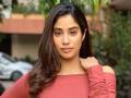 Jhanvi Kapoor's staff manhandles a fan for trying to click selfie with actress - Hindi News | Jhanvi Kapoor's staff manhandles a fan for trying to click selfie with actress | Latest entertainment News at Lokmattimes.com