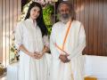 Jacqueline Fernandez gives a peek into her meeting with Sri Sri Ravi Shankar - Hindi News | Jacqueline Fernandez gives a peek into her meeting with Sri Sri Ravi Shankar | Latest entertainment News at Lokmattimes.com