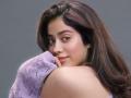 Janhvi Kapoor dislocates her shoulder during shoot of Mr. & Mrs. Mahi - Hindi News | Janhvi Kapoor dislocates her shoulder during shoot of Mr. & Mrs. Mahi | Latest entertainment News at Lokmattimes.com