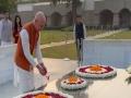 Amazon CEO Jeff Bezos visits Mahatma Gandhi memorial in Delhi after arriving in India - Hindi News | Amazon CEO Jeff Bezos visits Mahatma Gandhi memorial in Delhi after arriving in India | Latest national News at Lokmattimes.com