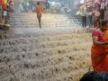 Watch: Jejuri Temple Steps Turns Into a Waterfall Due to Heavy Rain, Leaving Devotees Stranded - Hindi News | Watch: Jejuri Temple Steps Turns Into a Waterfall Due to Heavy Rain, Leaving Devotees Stranded | Latest pune News at Lokmattimes.com
