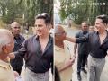 Mumbai Election 2024: Elderly Man Raises Complaint to Akshay Kumar About Juhu Polling Booth Toilet (Watch Video) - Hindi News | Mumbai Election 2024: Elderly Man Raises Complaint to Akshay Kumar About Juhu Polling Booth Toilet (Watch Video) | Latest mumbai News at Lokmattimes.com