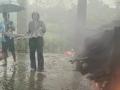 Palghar: Video of rains disrupting funeral in roofless crematorium goes viral - Hindi News | Palghar: Video of rains disrupting funeral in roofless crematorium goes viral | Latest maharashtra News at Lokmattimes.com