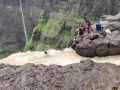 Pune: Man Rescued from Cliff’s Edge at Kalu Waterfall in Junnar; Video Goes Viral (WATCH) - Hindi News | Pune: Man Rescued from Cliff’s Edge at Kalu Waterfall in Junnar; Video Goes Viral (WATCH) | Latest pune News at Lokmattimes.com