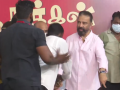 Kamal Haasan Gets Angry After Supporter Gifts Him Sword on Stage During MNM Event (Watch Video) - Hindi News | Kamal Haasan Gets Angry After Supporter Gifts Him Sword on Stage During MNM Event (Watch Video) | Latest entertainment News at Lokmattimes.com