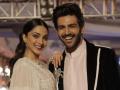 Kartik Aaryan and Kiara Advani arrive in Gujarat; to commence shoot of Satyaprem Ki Katha - Hindi News | Kartik Aaryan and Kiara Advani arrive in Gujarat; to commence shoot of Satyaprem Ki Katha | Latest entertainment News at Lokmattimes.com