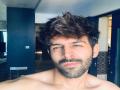 Kartik Aaryan's first selfie of 2020 is drool-worthy - Hindi News | Kartik Aaryan's first selfie of 2020 is drool-worthy | Latest entertainment News at Lokmattimes.com