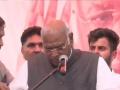 Congress President Mallikarjun Kharge Faints On Stage During Kathua Rally in J&K (Watch Video) - Hindi News | Congress President Mallikarjun Kharge Faints On Stage During Kathua Rally in J&K (Watch Video) | Latest national News at Lokmattimes.com