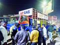 Tempo carrying gas cylinders loses balance, hits divider, injures two bikers - Hindi News | Tempo carrying gas cylinders loses balance, hits divider, injures two bikers | Latest aurangabad News at Lokmattimes.com