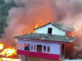 Kullu Fire: Several Houses Engulfed in Blaze in Himachal Pradesh (Watch Video) - Hindi News | Kullu Fire: Several Houses Engulfed in Blaze in Himachal Pradesh (Watch Video) | Latest national News at Lokmattimes.com