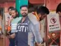 Kunal Kamra's Photo Put Outside A Public Toilet In Indore By Eknath Shinde's Shiv Sena Supporters - Hindi News | Kunal Kamra's Photo Put Outside A Public Toilet In Indore By Eknath Shinde's Shiv Sena Supporters | Latest national News at Lokmattimes.com