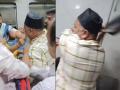 Mumbai Local Train Fight: Man Assaults Woman Passenger Onboard CSMT-Ambernath Local; Video Goes Viral - Hindi News | Mumbai Local Train Fight: Man Assaults Woman Passenger Onboard CSMT-Ambernath Local; Video Goes Viral | Latest mumbai News at Lokmattimes.com