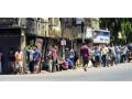 Lockdown 3.0: Mumbai and Pune people que outside liquor shops - Hindi News | Lockdown 3.0: Mumbai and Pune people que outside liquor shops | Latest maharashtra News at Lokmattimes.com