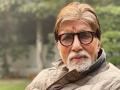 Amitabh Bachchan surprises fans outside Jalsa, walks out at midnight to greet them - Hindi News | Amitabh Bachchan surprises fans outside Jalsa, walks out at midnight to greet them | Latest entertainment News at Lokmattimes.com