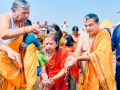Maha Kumbh 2025: Union Minister Nitin Gadkari and Wife Take Holy Dip at Triveni Sangam in Prayagraj (Watch Video) - Hindi News | Maha Kumbh 2025: Union Minister Nitin Gadkari and Wife Take Holy Dip at Triveni Sangam in Prayagraj (Watch Video) | Latest national News at Lokmattimes.com