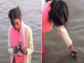 Maha Kumbh Mela 2025: Woman Performs ‘Online Snan’ for Husband by Dipping Phone in Triveni Sangam, Internet Reacts - Hindi News | Maha Kumbh Mela 2025: Woman Performs ‘Online Snan’ for Husband by Dipping Phone in Triveni Sangam, Internet Reacts | Latest social-viral News at Lokmattimes.com