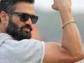 Watch an angry Suniel Shetty reprimand a fan for touching him - Hindi News | Watch an angry Suniel Shetty reprimand a fan for touching him | Latest entertainment News at Lokmattimes.com