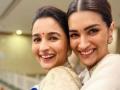 "She Hit Such Genuine Notes," When Alia Bhatt Appreciated Kriti Sanon’s Heartfelt Performance in Mimi Post National Awards - Hindi News | "She Hit Such Genuine Notes," When Alia Bhatt Appreciated Kriti Sanon’s Heartfelt Performance in Mimi Post National Awards | Latest entertainment News at Lokmattimes.com