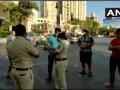 Watch Video! Police perform 'aarti' of people flouting lockdown in Thane - Hindi News | Watch Video! Police perform 'aarti' of people flouting lockdown in Thane | Latest social-viral News at Lokmattimes.com