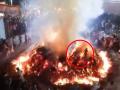 Video: Man Portraying Bhakta Prahlad Walks Into Holi Fire in Mathura; Unique Tradition Leaves Internet Shocked (Watch) - Hindi News | Video: Man Portraying Bhakta Prahlad Walks Into Holi Fire in Mathura; Unique Tradition Leaves Internet Shocked (Watch) | Latest social-viral News at Lokmattimes.com