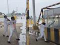 MNS Workers Vandalise Tondgaon Toll Plaza in Washim Over Unfinished Road, Viral Video Sparks Outrage - Hindi News | MNS Workers Vandalise Tondgaon Toll Plaza in Washim Over Unfinished Road, Viral Video Sparks Outrage | Latest maharashtra News at Lokmattimes.com