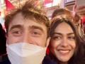 Mrunal Thakur's selfie with Daniel Radcliffe of Harry Potter fame goes viral! - Hindi News | Mrunal Thakur's selfie with Daniel Radcliffe of Harry Potter fame goes viral! | Latest entertainment News at Lokmattimes.com