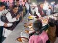Anant Ambani Radhika Merchant Wedding: Mukesh Ambani Personally Serves Food to 51,000 Villagers - Hindi News | Anant Ambani Radhika Merchant Wedding: Mukesh Ambani Personally Serves Food to 51,000 Villagers | Latest business News at Lokmattimes.com