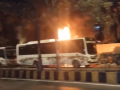 Mumbai Bus Fire: Luxury AC Bus Engulfed in Flames Near Petrol Pump in Dahisar (VIDEO) - Hindi News | Mumbai Bus Fire: Luxury AC Bus Engulfed in Flames Near Petrol Pump in Dahisar (VIDEO) | Latest mumbai News at Lokmattimes.com