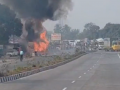 Mumbai-Goa Highway Fire: Gas Cylinder-Laden Pickup Tempo Bursts Into Flames in Raigad’s Vashi Naka Area (VIDEO) - Hindi News | Mumbai-Goa Highway Fire: Gas Cylinder-Laden Pickup Tempo Bursts Into Flames in Raigad’s Vashi Naka Area (VIDEO) | Latest maharashtra News at Lokmattimes.com