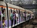 Mumbai: Railway employee falls off moving train after she chases mobile snatcher - Hindi News | Mumbai: Railway employee falls off moving train after she chases mobile snatcher | Latest maharashtra News at Lokmattimes.com