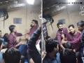 Mumbai Local Train Fight: Video Shows Man Assaulting Passenger Over Gutka; Netizens React With 'Bolo Zubaan Kesari' - Hindi News | Mumbai Local Train Fight: Video Shows Man Assaulting Passenger Over Gutka; Netizens React With 'Bolo Zubaan Kesari' | Latest mumbai News at Lokmattimes.com