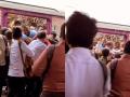 Mumbai: Man Struggling To Get Out of Over-Crowded Local Train Ignites Social Media By Storm, See Users Reaction (Watch Video) - Hindi News | Mumbai: Man Struggling To Get Out of Over-Crowded Local Train Ignites Social Media By Storm, See Users Reaction (Watch Video) | Latest mumbai News at Lokmattimes.com