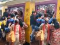 Mumbai Local Train: Viral Video Shows Visually Challenged Man Struggling to Enter Reserved Coach as Commuters Block His Way - Hindi News | Mumbai Local Train: Viral Video Shows Visually Challenged Man Struggling to Enter Reserved Coach as Commuters Block His Way | Latest mumbai News at Lokmattimes.com