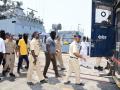 Indian Navy Brings 9 Pirates Caught Off Somalia to Mumbai During Anti-Piracy Operations, Arrested by Police - Hindi News | Indian Navy Brings 9 Pirates Caught Off Somalia to Mumbai During Anti-Piracy Operations, Arrested by Police | Latest national News at Lokmattimes.com