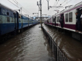 Mumbai Rains: Long-Distance Trains Delayed Up to an Hour and Local Train Services Affected Due to Waterlogging on Western Railway Line - Hindi News | Mumbai Rains: Long-Distance Trains Delayed Up to an Hour and Local Train Services Affected Due to Waterlogging on Western Railway Line | Latest mumbai News at Lokmattimes.com