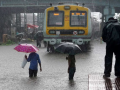 Mumbai Rains Update: IMD Issues Orange Alert for Heavy Showers Today; Local and Metro Services Hit by Rain Disruption (Watch) - Hindi News | Mumbai Rains Update: IMD Issues Orange Alert for Heavy Showers Today; Local and Metro Services Hit by Rain Disruption (Watch) | Latest mumbai News at Lokmattimes.com