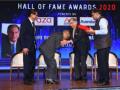 Twitteratis applaud gesture of Narayan Murthy touching Ratan Tata's feet - Hindi News | Twitteratis applaud gesture of Narayan Murthy touching Ratan Tata's feet | Latest business News at Lokmattimes.com