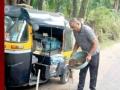 Nashik: Rickshaw Driver Takes Initiative to Fix Potholes on Dhondi Road Amidst Inaction by Authorities - Hindi News | Nashik: Rickshaw Driver Takes Initiative to Fix Potholes on Dhondi Road Amidst Inaction by Authorities | Latest nashik News at Lokmattimes.com