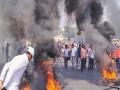 Watch: Maratha reservation protestors burn tyres on Pune-Bengaluru highway, traffic affected - Hindi News | Watch: Maratha reservation protestors burn tyres on Pune-Bengaluru highway, traffic affected | Latest maharashtra News at Lokmattimes.com