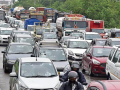 Navi Mumbai: Illegal Parking and Garage Repairs Choke Palm Beach Road; Police Crack Down on Traffic Violators - Hindi News | Navi Mumbai: Illegal Parking and Garage Repairs Choke Palm Beach Road; Police Crack Down on Traffic Violators | Latest navi-mumbai News at Lokmattimes.com