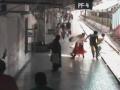 Watch Video! Police saves accused woman who fell on railway tracks after escaping from their clutches - Hindi News | Watch Video! Police saves accused woman who fell on railway tracks after escaping from their clutches | Latest maharashtra News at Lokmattimes.com