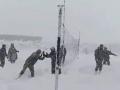 Viral Video! Indian soldiers playing volleyball in knee-deep snow, video goes viral - Hindi News | Viral Video! Indian soldiers playing volleyball in knee-deep snow, video goes viral | Latest social-viral News at Lokmattimes.com