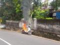 Kerala: OLA Electric Scooter Catches Fire in Thiruvananthapuram; Students Escape Unharmed (Watch Video) - Hindi News | Kerala: OLA Electric Scooter Catches Fire in Thiruvananthapuram; Students Escape Unharmed (Watch Video) | Latest national News at Lokmattimes.com