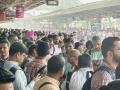 Mumbai Local Train Update: Trains Running 20 to 25 Minutes Late on Central Line, People Seen Walking on Tracks (Watch Video) - Hindi News | Mumbai Local Train Update: Trains Running 20 to 25 Minutes Late on Central Line, People Seen Walking on Tracks (Watch Video) | Latest mumbai News at Lokmattimes.com
